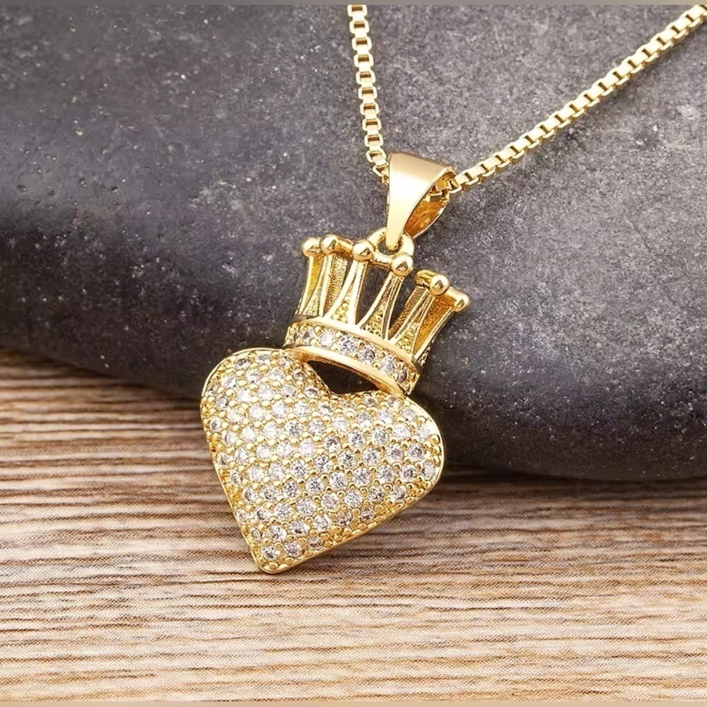18K Gold Heart & Crown Pendant Necklace With Pave Diamond Inlay - Picture 6 of 14